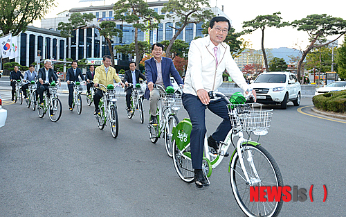 【거창=뉴시스】김성진 기자 = 경남 거창군은 군민자전거 '그린씽'의 시범·운영에 앞서 지난 4일 이홍기 군수 및 간부공무원 20여명이 그린씽을 타고 군청 스테이션에서 공설시장 주차장까지 시승식을 가졌다.(사진=거창군 제공)&nbsp;&nbsp; photo@newsis.com 