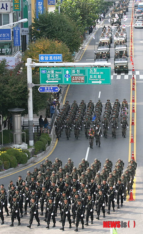 【춘천=뉴시스】한윤식 기자 = 5일 강원 춘천시 삼천동 수변공원 일대에서 6·25전쟁 개전 초기 대승을 거둔 춘천대첩을 기념하기 위한 ‘춘천지구전투 전승행사’를 열렸다.육군 2군단이 마련한 이날 행사는 오후 2시부터 1시간 30분동안 참전용사 및 여성예비군 카퍼레이드, 장비기동, 군악대 등 총 7개 제대(장비 36대, 인원 240명)와 헬기가 동원된 퍼레이드가 펼쳐졌다&nbsp; ysh@newsis.com