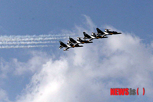 【춘천=뉴시스】한윤식 기자 = 6일 육군 2군단이 6·25전쟁 개전 초기 대승을 기념하기 위해 주관한 춘천지구전투 전승행사에서 공군 블랙이글의 멋진 곡예비행이 펼쳐지고 있다.&nbsp; ysh@newsis.com