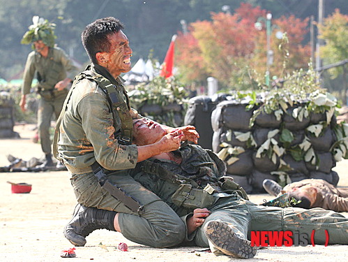 【춘천=뉴시스】한윤식 기자 = 6일 강원 춘천시 삼천동 수변공원 일대에서 6.25 개전 초기 국군이 거둔 첫 대승이자 북한군의 '3일 작전'을 무력화시켜 풍전등화의 위기에 놓인 대한민국을 구한 62년전 춘천대첩이 재연됐다.&nbsp; ysh@newsis.com