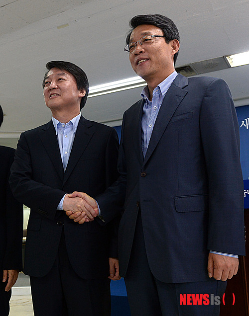 【서울=뉴시스】박동욱 기자 = 안철수 무소속 대통령 후보가 7일 오후 서울 종로구 공평동 자신의 선거캠프인 '진심캠프'에서 캠프에 합류한 김성식 전 새누리당 의원과 손을 맞잡고 기념촬영을 하고 있다.&nbsp; fufus@newsis.com