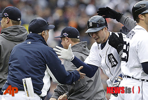 【디트로이트=AP/뉴시스】디트로이트 타이거스의 돈 켈리(사진 오른쪽에서 두 번째)가 8일(한국시간) 미시건주 디트로이트의 코메리카 파크에서 열린 2012 메이저리그(MLB) 포스트시즌 오클랜드 애슬레틱스와의 아메리칸리그 디비전시리즈(5전3선승제) 2차전에서 4-4로 맞선 9회말 1사 만루에서 끝내기 희생플라이를 친 후 동료들과 기쁨을 나누고 있다.