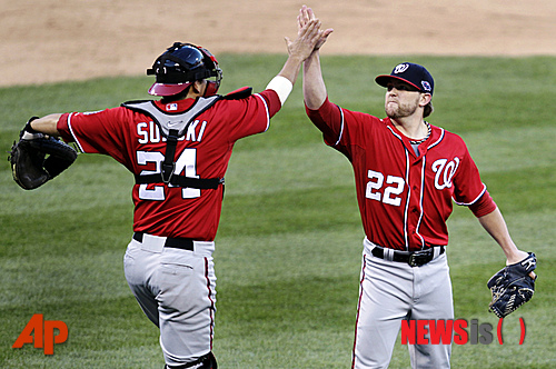 【세인트루이스=AP/뉴시스】워싱턴 내셔널스의 드류 스토렌(사진 오른쪽)이 8일(한국시간) 미주리주 세인트루이스의 부시 스타디움에서 벌어진 2012 메이저리그(MLB) 세인트루이스 카디널스와의 내셔널리그(NL) 디비전시리즈 1차전에서 팀이 3-2로 앞선 9회말 등판해 1이닝을 무실점을 막고 포수 커트 스즈키와 하이파이브를 나누고 있다.