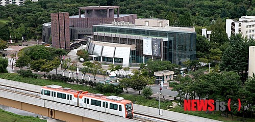 【김해=뉴시스】김상우 기자 = 경남 김해시는 경전철 주변 풍경은 이번주를 시작으로 한달이 절정이라고 8일 밝혔다. 김해시 삼계동 가야대역에서 출발하는 경전철은 해반천을 따라 연지공원, 김해박물관, 대성동고분박물관, 봉황동유적지, 김해평야, 낙동강 등을 거쳐 부산 사상으로 연결된다. 김해박물관 주변. woo@newsis.com