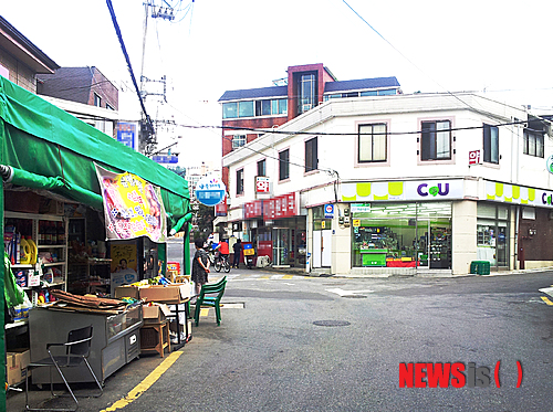 【서울=뉴시스】서울 동작구 상도동 주택촌에서 한 골목을 사이에 두고 편의점과 수퍼마켓이 마주하고 있다.