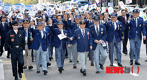 【서울=뉴시스】김기태 기자 = 8일 오후 서울 중구 서울광장에서 열린 향군창설 60주년 향군의 날 기념 행사에서 재향군인회 회원 및 참석자들이 호국안보 퍼레이드를 하고 있다.&nbsp; presskt@newsis.com