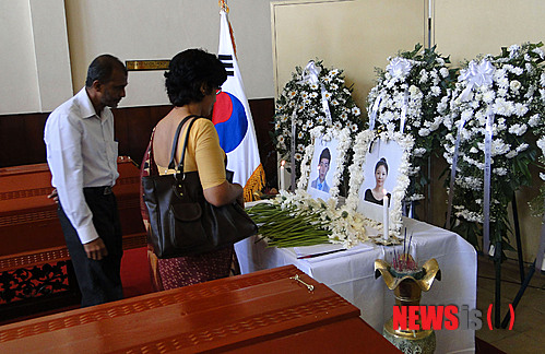 【서울=뉴시스】김영욱 기자 = 코이카는 지난 6일 발생한 스리랑카 봉사단원 낙뢰사고와 관련해 부상자 3명 윤수연(여, 24세, 한국어교육), 강현정(여, 33세, 한국어교육), 장인영(여, 31세, 유아교육)단원은 8일 밤 에어앰뷸런스를 통해 한국 연세의료원으로 후송하고, 사망자 2명의 시신은 오는 수요일 새벽 한국으로 운구, 삼성의료원에 안치할 계획이라고 밝혔다. 사망자 2명의 시신은 현재 콜롬보에 위치한 '보렐라 자야라트네' 장례식장에 안치되어 있다. 코이카 봉사단원 5명(남자1명, 여자4명)은 6일 현지시간 17:30분께(한국시각 21:00) 스리랑카 하푸탈레(Haputale)지역에서 낙뢰 피해를 입고 2명은 사망, 3명은 부상을 입었다. 사진은 현지 장례식장 내부 전경. (사진=KOICA 제공)&nbsp;&nbsp; photo@newsis.com