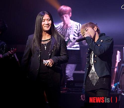 【서울=뉴시스】이재훈 기자 = 초기 직장암 진단을 받은 뒤 선종을 제거하고 회복 중인 MBC TV '스타오디션-위대한 탄생'의 위너 백청강(23)이 가수 박완규(39)의 콘서트에 출연한다.&nbsp; 9일 박완규의 매니지먼트사 라디오스타에 따르면, 백청강은 박완규가 13일 서울 회기동 경희대 평화의 전당에서 펼치는 콘서트 '연(演)'에 게스트로 나선다.&nbsp; 라디오스타는 "백청강이 최근 퇴원 뒤 박완규와 전화통화에서 아프면서 많은 생각을 하게 됐고 나보다 더 힘들고 아픈 사람들을 위해 희망을 전하는 사람이 되고 싶다고 말했다"면서 "백청강이 어려운 이웃을 위한 기부공연 등을 통해 사랑을 나누는 박완규와 뜻을 함께하고 싶어해 공연에 참여하게 됐다"고 전했다.&nbsp; 박완규는 공연 수익금 일부를 '청소년 힐링캠프' 등에 기부할 예정이다.&nbsp; 공연에는 백청강 외에 김경호, 셰인, 이성욱, 소찬휘 등이 게스트로 나선다.&nbsp; realpaper7@newsis.com