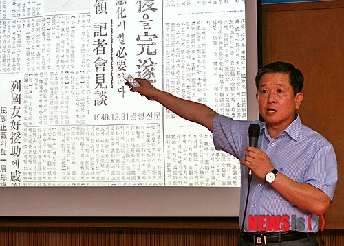  【괴산=뉴시스】강신욱 기자 = 지난 8월30일 충북 괴산군민회관에서 열린 특강에서 김상훈 관동대 학군단장이 이승만 초대 대통령이 일본정부에 대마도 반환을 여러 차례 요구했다는 근거를 신문보도 등을 통해 밝히고 있다.&nbsp; ksw64@newsis.com