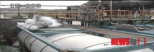 【대구=뉴시스】박준 기자 = 9일 경북지방경찰청은 구미 불산 가스 누출 사고와 관련 사고 당시 현장에 설치돼 있던 CCTV를 공개했다. 이날 CCTV를 통해 가스 누출 당시 작업 중이던 인부에 의해 가스가 누출된 것으로 확인됐다. 사진은 탱크로리 밸브가 열려 가스가 누출되기 시작한 모습이다. (사진=경북지방경찰청 제공)&nbsp; photo@newsis.com