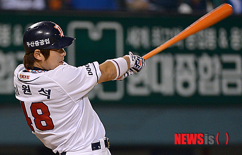 【서울=뉴시스】김인철 기자 = 9일 오후 서울 잠실야구장에서 열린 2012 팔도 프로야구 준플레이오프 2차전 두산 베어스와 롯데 자이언츠의 경기에서 1회말 2사 1루 상황 두산 이원석이 좌익수 키를 넘기는 2루타를 날리고 있다.&nbsp; yatoya@newsis.com