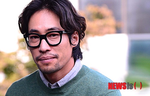 【서울=뉴시스】전신 기자 = 영화 '용의자X' 류승범이 10일 오후 서울 신문로 한 카페에서 인터뷰 전 포즈를 취하고 있다.&nbsp;&nbsp; photo1006@newsis.com 