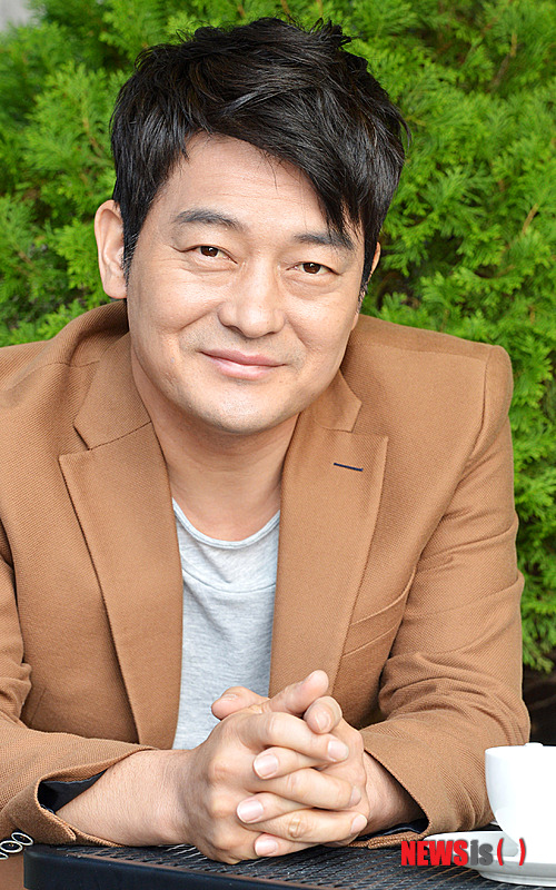 【서울=뉴시스】김기태 기자 = 영화 '비정한 도시'에서 꽃중년의 매력을 보인 배우 조성하가 10일 오후 서울 종로구 화동의 카페에서 뉴시스와 인터뷰를 갖기 전 포즈를 취하고 있다. presskt@newsis.com