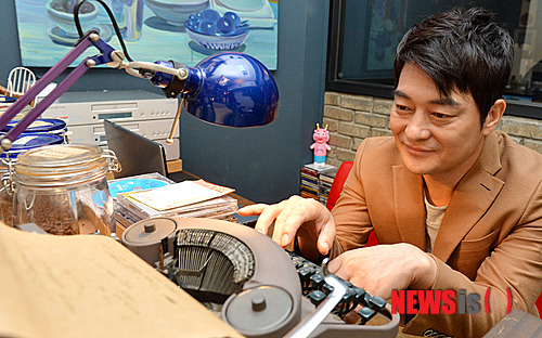 【서울=뉴시스】김기태 기자 = 영화 '비정한 도시'에서 꽃중년의 매력을 보인 배우 조성하가 10일 오후 서울 종로구 화동의 카페에서 뉴시스와 인터뷰를 갖기 전 포즈를 취하고 있다. presskt@newsis.com