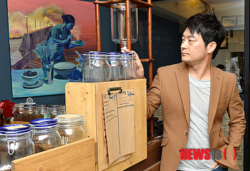 【서울=뉴시스】김기태 기자 = 영화 '비정한 도시'에서 꽃중년의 매력을 보인 배우 조성하가 10일 오후 서울 종로구 화동의 카페에서 뉴시스와 인터뷰를 갖기 전 포즈를 취하고 있다. presskt@newsis.com