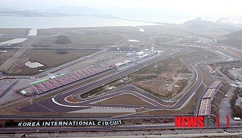 【영암=뉴시스】송창헌 기자 = 올해로 3회째를 맞는 포뮬러 원(F1) 코리아 그랑프리가 12일부터 3일간 전남 영암군 삼호읍 코리아 인터내셔널 서킷(KIC)에서 열린다. 사진은 대회 개막을 이틀 앞둔 10일 항공 촬영한 KIC의 모습. (사진=F1 조직위원회 제공)&nbsp; goodchang@newsis.com