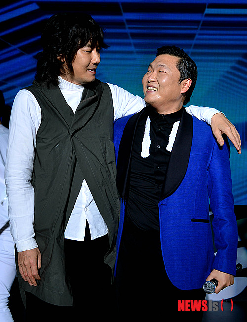 【서울=뉴시스】박문호 기자 = 가수 김장훈(왼쪽)이 10일 오후 서울 장충동 신라호텔에서 열린 메르세데스 벤츠 Night of Stars 2012 행사에서 공연중이던 싸이를 찾아 왔다. 이날 싸이의 공연장을 찾은 가수 김장훈은 '우리의 갈등이 연일 외신에 오르내리기까지 해 형으로서 미안하고 부담스러웠다. 난 절대 주최측의 초대를 받고 온 것이 아니다. 이렇게 직접 싸이의 공연장을 찾아서라도 사과하고 화해할 수 밖에 없다고 생각했다."라고 말하며 함께 노래 '낙원'을 부르며 "싸이와 함께 있는 여기가 천국인걸"을 강조했다. 이 후 미리 준비한 서로 다른 브랜드의 소주팩을 주머니에서 꺼내어 원샷을 제안하고 러브샷 포즈로 한번에 비워냈다. go2@newsis.com