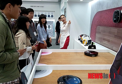 【서울=뉴시스】LG전자는 지난 9일부터 경기도 일산 킨텍스에서 열린 '2012 한국전자산업대전'에 최근 출시한 로봇청소기 '로보킹 듀얼아이 2.0'을 선보였다. (사진=LG전자 제공)&nbsp; photo@newsis.com