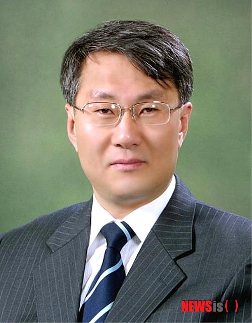 【서울=뉴시스】유상우 기자 = 문화체육관광부는 11일 세종학당재단 이사장으로 송향근(56) 부산외대 한국어문학부 교수를 임명했다. 임기는 3년이다.&nbsp; 고려대 국문과를 나온 송 신임 이사장은 한국어교원자격심사위원회 위원장으로 한국어 교제 자격 제도 정착에 힘쓰고 있다. 한국어세계화재단 이사장으로 세종학당 사업을 총괄 중이기도 하다.&nbsp; 세종학당재단은 지난 5월 공포된 국어기본법 개정에 따라 새롭게 출범했다. 한국어 교육 총괄 지원 기구로서 전문적이고 체계적으로 한국어 교육과 교재, 교원 재교육 등을 지원한다.&nbsp; swryu@newsis.com