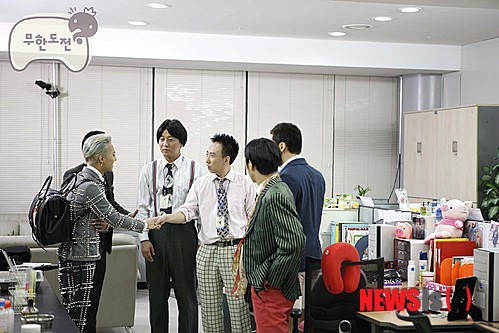 【서울=뉴시스】이재훈 기자 = MBC TV '무한도전'의 편집 전 원본이 11일 인터넷에 유출됐다.&nbsp; 커뮤니티 사이트에 '무도 무삭제판'이란 이름으로 나돌고 있는 영상은 지난 6일 방송된 '무한상사'의 일부다. 그룹 '빅뱅' 멤버 지드래곤(24)이 게스트로 나왔다.&nbsp; 유출된 영상에서는 박명수(42)가 자신이 디자인한 속옷에 대해 설명하던 중 정준하(41) 등 멤버들에게 비속어를 섞어 농담을 하는 장면이 고스란히 담겼다.&nbsp; 일부 네티즌들은 "방송에는 욕설하는 모습이 나오지 않았기 때문에 문제가 없다"는 반응이다. 그러나 상당수는 "박명수의 욕설에도 멤버들이 당황하지 않았다. 방송에 나가지 않는 것을 알았겠지만 욕설에 너무 무감각하다"며 실망을 감추지 못했다.&nbsp;&nbsp; 제작진은 유출 경로를 파악 중이다.&nbsp; realpaper7@newsis.com 