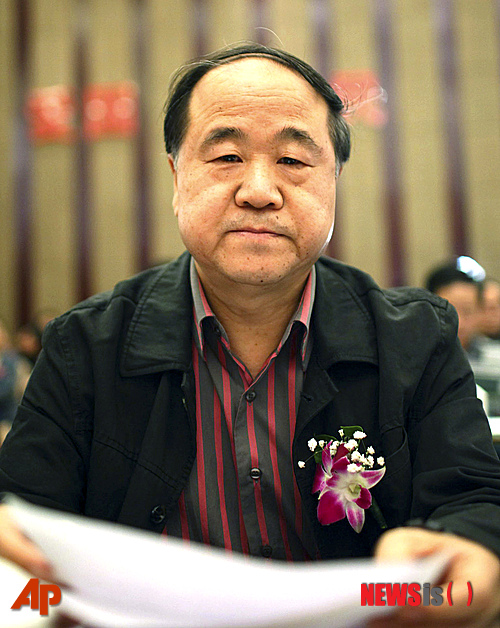 【서울=뉴시스】이재훈 기자 = 중국에 첫 노벨문학상을 안긴 작가 모옌(57·莫言)은 장이모(61) 감독의 영화 '붉은 수수밭'의 원작소설 '홍까오량 가족'으로 유명한 작가다.&nbsp; 주로 향토색이 짙은 소설들을 써온 모옌은 노동자와 농민을 위한다는 중국 공산주의 체제의 허구성을 폭로하고, 관료주의를 우회적으로 풍자하며 주목 받았다. 사회주의와 자본주의의 두 극단적 체제 사이를 오가는 능청스러운 문체와 걸쭉한 사투리 등이 특징이다.&nbsp; 중국 산둥성의 빈곤한 가정에서 태어난 모옌의 본명은 관모우예(管謨業)다. 모예은 글로만 뜻을 표할 뿐 '말하지 않는다'는 뜻의 필명이다.&nbsp; 초등학교 5학년 때 문화대혁명이 일어나자 학업을 포기하고 수년 간 농촌생활을 하다가 18세 되던 해 면화 가공공장에서 직공으로 일했다.&nbsp; 1976년 20세 때 고향을 떠나 중국 인민해방군에 입대, 복무하던 중 문학에 눈을 돌려 1978년 소설을 쓰기 시작했다. 해방군 예술학원에 입학, 1986년에 문학과를 졸업했다.&nbsp; 이후 베이징 사범대학과 루쉰 문학창작원에서 문학 석사학위를 받았다. 1981년 단편소설 '봄밤에 비는 부슬부슬 내리고'로 데뷔했다. 1984년 7월 해방군 예술학원에 문학과가 개설되자 그곳에서 본격적인 문학 수업을 받았으며, 이후 베이징 사범대학과 루쉰 문학원에서 문학 석사 학위를 받았다.&nbsp; 1984년 발표한 '황금색 홍당무'(金色的紅蘿蔔)로 문단의 주목을 받기에 이른 모옌은 1987년 '홍까오량 가족'으로 세계적인 작가 반열에 올랐다. 이 작품의 일부를 장이모 감독이 옮긴 영화 '붉은 수수밭'은 1988년 베를린 국제영화제에서 황금곰상을 수상했다. 이는 모옌의 작품이 20여개국으로 번역출간되는 계기가 됐다.&nbsp; 이후 '환락' '생화를 품은 여인' '폭발' '사부님은 갈수록 유머러스해진다' 등의 중편소설과 '그네 틀의 흰둥이' '메마른 강' 등의 단편소설을 발표했다. 이 가운데 '사부님은 갈수록 유머러스해진다'는 역시 장이모 감독이 영화 '행복한 날들'(2000)로 만들었다.&nbsp; '풍유비둔'은 모옌의 기량이 절정에 이른 작품으로 평가된다. '티엔탕 마을 마늘종 노래'(1·2권)은 1980년대 중국 개혁·개방의 전성기를 배경으로 농촌 마을과 관료 사회의 부패 양상을 탁월한 주제의식과 기교로 그려낸 걸작이라는 평가를 받고 있다.&nbsp; 이외 상당수의 희곡과 TV드라마 극본도 썼다. 1997년 창작한 희곡 '패왕별희(覇王別姬)'는 무대에 올려져 중국 대도시를 중심으로 두 달간 연속 공연하면서 대중에게 인기를 끌었다.&nbsp; 1993년에 출간된 '술의 나라'는 프랑스, 독일, 일본 등 여러 나라에 소개돼 호평을 받았다. 중국 최고의 문학상인 따자(大家) 문학상을 비롯해 프랑스 루얼 파타이아 문학상, 이탈리아 노니로 문학상, 프랑스 예술문화훈장상, 홍콩 아시아문학상, 일본 후쿠오카 아시아 문화대상 등 다수의 문학상을 받았다.&nbsp; 일찍부터 중국의 윌리엄 포크너 또는 프란츠 카프카로 불리며 중국 현대문학의 대표 작가로 자리매김했다. 중국어권 작가 중 가장 유력한 노벨문학상 후보로 지목돼왔다. 2007년 중국 문학평론가 10인 이 선정한 '중국 최고 실력 작가' 1위로 뽑히기도 했다.&nbsp; 2005년 서울국제문학포럼에 참가하는 등 수차례 내한했다.&nbsp; 모옌의 수상으로 중국은 첫 노벨문학상 수상자를 배출하게 됐다. 2000년 중국 출신의 가오싱젠(72)이 노벨문학상을 받았으나 당시 그의 국적은 프랑스였다.&nbsp; 그러나 중국어권에서는 모옌의 행보를 비판하는 목소리도 있다. 중국 당국의 검열에 침묵했기 때문이다. 동료 작가들이 투옥되는 상황에서도 별다른 저항을 하지 않았다. '말이 없다'는 뜻의 '모옌'은 자신이 위험에 처하는 것에 대해 언급하지 말 것을 환기시키기 위한 것으로 알려져 있다.&nbsp; 노벨평화상 수상자로 민주화 운동을 하다 투옥된 류샤오보(57·劉曉波)와 관련해서는 되도록 언급을 피했으며 중국 작가 탄압의 계기로 통하는 마오쩌둥(1893~1976)의 '옌안(延安) 문예 좌담회 연설 기념집' 출판회에 참여해 구설에 오르기도 했다.&nbsp; 스웨덴 왕립과학원 노벨상위원회는 11일 모옌을 노벨 문학상 수상자로 발표했다. 노벨상위원회는 "모옌은 중국의 설화와 역사, 현대사를 뒤섞은 작품들로 환각적인 현실주의를 선보여 문학상 수상 작가로 선정됐다"고 밝혔다.&nbsp; realpaper7@newsis.com 