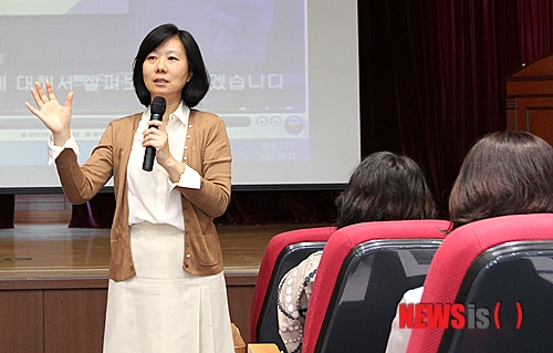 【구미=뉴시스】박홍식 기자 = 국내 교수법 분야 강의 전문가로 알려진 서울대 민혜리 교수가 11일 구미대에서 '내 강의 점검을 위한 효과적 강의전략'이라는 주제 강연을 하고 있다. (사진=구미대 제공)&nbsp;&nbsp; photo@newsis.com 