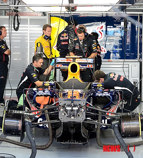 【영암=뉴시스】박종민 기자 = 12일 오전 전남 영암 코리아인터네셔널서킷에서 열린 2012 F1 코리아 그랑프리 연습주행에서 레드불 팀 피트 크루들이 머신을 점검하고 있다.&nbsp; jmc@newsis.com