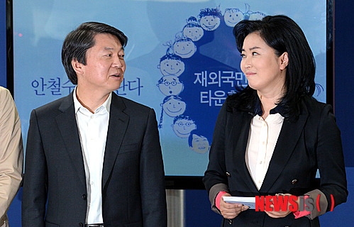 【서울=뉴시스】박동욱 기자 = 안철수 무소속 대통령 후보가 12일 오전 서울 종로구 공평동 자신의 선거캠프에서 '안철수에 바란다'란 주제로 열린 재외국민과의 타운홀 미팅에 앞서 김민전(오른쪽) 경희대 교수 등 진행자들과 기념촬영을 하고 있다. 이날 열린 타운홀 미팅은 트위터 등 온라인 미디어를 활용해 김민전 경희대 교수의 사회로 진행됐다. fufus@newsis.com