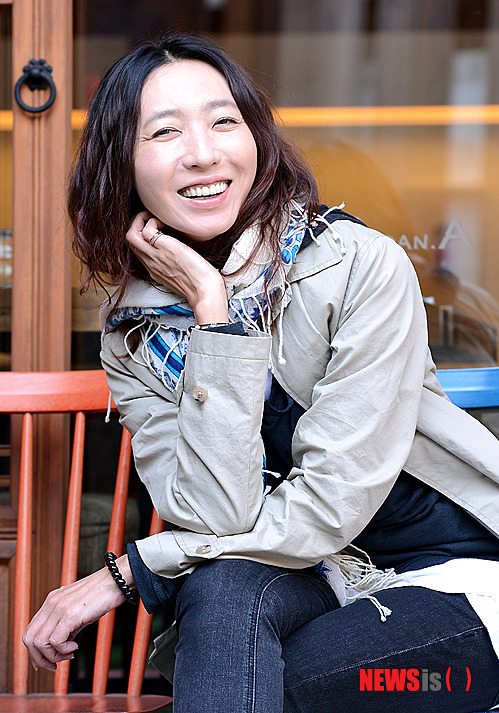 【서울=뉴시스】서재훈 기자 = 12일 오후 영화 '용의자X' 연출을 맡은 방은진 감독이 서울 신문로 인근 레스토랑에서 인터뷰 전 포즈를 취하고 있다.&nbsp; jhseo@newsis.com