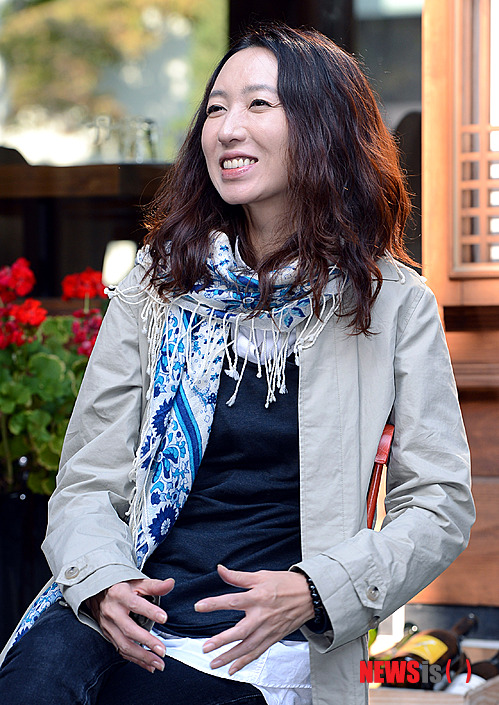 【서울=뉴시스】서재훈 기자 = 12일 오후 영화 '용의자X' 연출을 맡은 방은진 감독이 서울 신문로 인근 레스토랑에서 인터뷰 전 포즈를 취하고 있다.&nbsp; jhseo@newsis.com