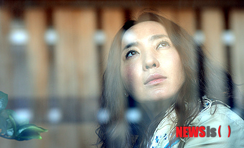 【서울=뉴시스】서재훈 기자 = 12일 오후 영화 '용의자X' 연출을 맡은 방은진 감독이 서울 신문로 인근 레스토랑에서 인터뷰 전 포즈를 취하고 있다.&nbsp; jhseo@newsis.com