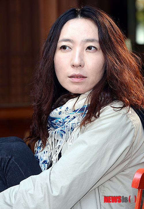 【서울=뉴시스】서재훈 기자 = 12일 오후 영화 '용의자X' 연출을 맡은 방은진 감독이 서울 신문로 인근 레스토랑에서 인터뷰 전 포즈를 취하고 있다.&nbsp; jhseo@newsis.com