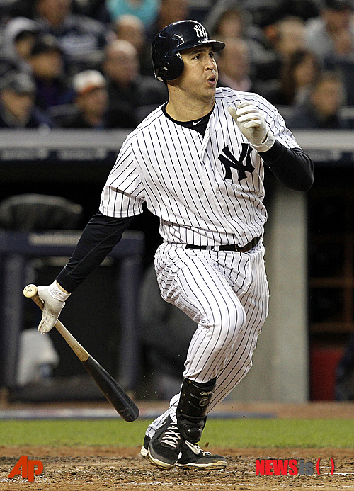 【뉴욕=AP/뉴시스】메이저리그 뉴욕 양키스의 마크 테세이라(33)는 12일(한국시간) AP통신과의 인터뷰에서 재활이 순조롭게 진행되고 있음을 알렸다. 사진은 테세이라가 지난해 10월13일 양키스타디움에서 열린 아메리칸리그(AL) 디비전시리즈 5차전에서 안타를 때려내는 모습. 