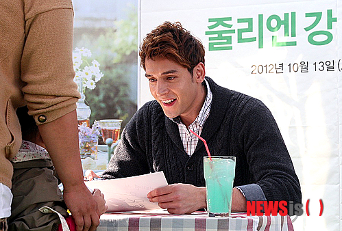 【서울=뉴시스】박동욱 기자 = 배우 줄리엔강이 13일 오후 아모제가 운영하는 이탈리안 허브 레스토랑 엘레나가든 서울 동대문구 청량리 롯데플라자 4호점 오픈을 기념해 열린 팬사인회에 참석해 팬들과 만나고 있다. (사진=아모제 제공)&nbsp; photo@newsis.com