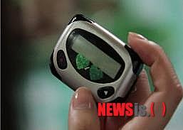 【서울=뉴시스】지난 1983년 등장해 90년대 후반을 풍미했던 무선호출기 '삐삐'는 이르면 내년 초 업그레이드 버전으로 부활할 예정이다. (사진=tvN '응답하라 1997' 방송화면) photo@newsis.com