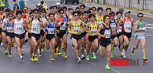 【대구=뉴시스】김인철 기자 = 14일 오전 대구 국채보상운동기념공원에서 열린 제93회 전국체육대회 육상 남자-여자 일반부 마라톤 경기에 참가한 선수들이 힘차게 출발 하고 있다.&nbsp; yatoya@newsis.com