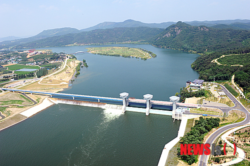 【서울=뉴시스】대한민국지킴이연대(대표 서병근)가 '4대강 새물결 사진전시회'를 갖는다. 4대강이 안전하고 아름다운 국토 공간으로 탈바꿈 하고 있다는 대한민국지킴이연대는 녹색뉴딜 사업으로 지역경제 활성화를 견인하고, 일자리 창출 생산유발효과 등으로 실물경기 활성화에 기여 했고, 생명 생태 물의 강으로 다시 태어났다며 4대강을 따라 행복 여행이 시작된다고 밝혔다.&nbsp;&nbsp; '4대강 새물결 사진전시회'는 13일부터 18일까지 서울대입구역과 혜화역(13일-15일 : 서울대입구역, 16일-18일 혜화역)에서 열린다. (사진=대한민국지킴이연대 제공)&nbsp; photo@newsis.com