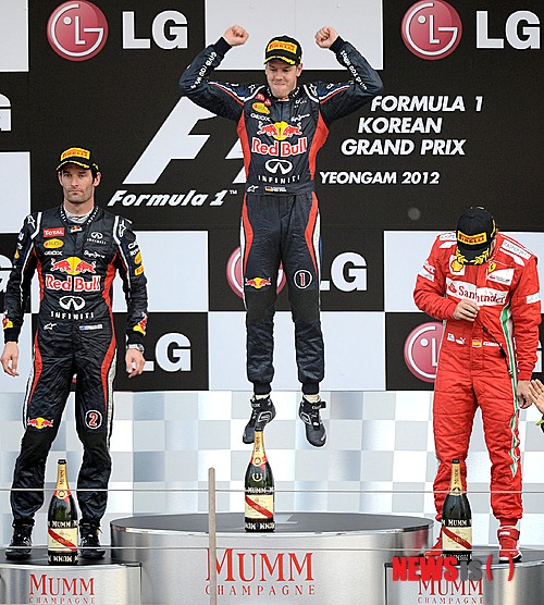 【영암=뉴시스】박종민 기자 = 2012 F1 코리아 그랑프리 대회 마지막 날인 14일 오후 전남 영암군 코리아 인터내셔널 서킷에서 열린 결승전에서 우승을 차지한 세바스찬 베텔(가운데, 레드불)이 환호하고 있다. jmc@newsis.com