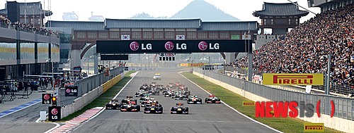 【영암=뉴시스】박종민 기자 = 2012 F1 코리아 그랑프리 대회 마지막 날인 14일 오후 전남 영암군 코리아 인터내셔널 서킷에서 열린 결승전에서 머신들이 힘차게 출발하고 있다. jmc@newsis.com