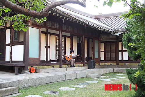 【목포=뉴시스】박상수 기자 = 15일 목포를 찾는 내·외국인들에게 편안한 쉼터와 목포별미, 문화예술 컨텐츠를 함께 제공하기 위해 전남 목포시 죽동에 개점한 게스트 하우스 '목포 1935'. 게스트하우스는 한옥 2채와 상가 건물 한채를 개초해 최대 46명의 수용이 가능하다.(사진=목포시 제공) photo@newsis.com