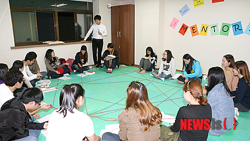 【대전=뉴시스】유순상 기자 = 배재대학교 학생생활상담소가 실시하고 있는 재학생-외국 유학생 멘토링 프로그램에 참가한 학생들이 이야기를 나누고 있다.(사진=배재대학교 제공)&nbsp;&nbsp; ssyoo@newsis.com