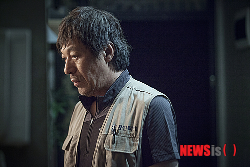 【서울=뉴시스】박영주 기자 = 손예진(30)과 김갑수(55)가 영화 ‘공범’에 부녀지간으로 나온다.&nbsp; ‘공범’(가제)은 사랑하는 아빠가 엄청난 비밀을 감춘 범죄자일 수도 있다는 의심을 품게 된 딸이 진실을 추적하는 이야기다.&nbsp; 아빠의 넘치는 사랑 덕분에 어린 시절 죽은 엄마의 빈 자리조차 느껴지지 않을 정도로 행복하게 살아온 기자지망생 딸 ‘다은’이 손예진이다. 우연히 범죄사건 유력 용의자의 목소리를 듣게 되고, 자신을 위해 평생 모든 것을 희생해 온 아빠를 의심하기 시작하면서 진실을 추적하게 된다.&nbsp; 딸 ‘다은’을 위해 어떤 희생이라도 기꺼이 감수하는 아빠 ‘순만’은 김갑수다. 과거의 행적을 모두 지워버린 비밀스러운 인물이다. 딸이 자신을 의심하게 되면서 부녀관계는 새로운 국면으로 접어든다.&nbsp; 또 임형준(38)이 ‘순만’의 과거에 대한 열쇠를 쥐고 있는 악역, 이규한(32)은 손예진의 다정다감한 남자친구로 출연한다. 조안(30)은 손예진을 위로해주는 둘도 없는 친구 ‘보라’다.&nbsp; 2013년 상반기 개봉 예정이다.&nbsp; gogogirl@newsis.com