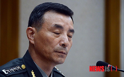 【계룡=뉴시스】홍성후 기자 = 17일 오전 충남 계룡대 육군본부에서 열린 국회 국방위원회 국정감사에서 조정환 육군참모총장이 '노크귀순'관련 질문에 눈을 감고 있다.&nbsp;&nbsp; hippo@newsis.com