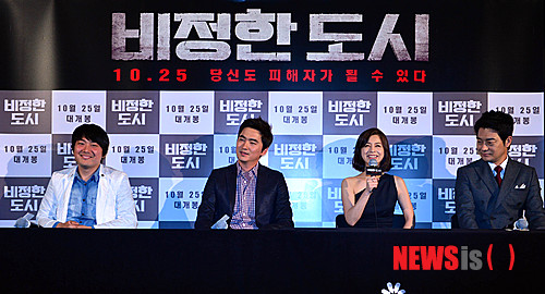 【서울=뉴시스】박문호 기자 = 17일 오후 서울 성동구 행당동 CGV 왕십리 점에서 열린 스릴러 영화 '비정한 도시(감독 김문흠)' 언론시사회에서 감독과 배우들이 기자들의 질문에 답하고 있다. 왼쪽부터 감독 김문흠, 배우 김석훈, 서영희, 조성하. go2@newsis.com