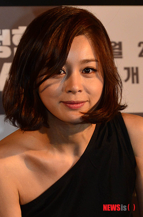 【서울=뉴시스】박문호 기자 = 배우 서영희가 17일 오후 서울 성동구 행당동 CGV 왕십리 점에서 열린 스릴러 영화 '비정한 도시(감독 김문흠)' 언론시사회에서 인사하고 있다. go2@newsis.com