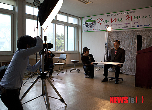 【금산=뉴시스】유순상 기자 = 중부대학교 사진영상학과 학생들이 지난 17일 충남 금산읍사무소에서 지역 할아버지, 할머니들에게 장수사진을 촬영해드리고 있다.(사진=중부대학교 제공)&nbsp;&nbsp; ssyoo@newsis.com&nbsp; 