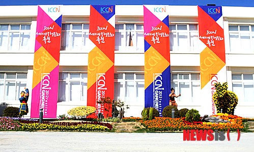 【강릉=뉴시스】김경목 기자 = 강릉ICCN(국제무형문화도시연합) 세계무형문화축전 개막을 하루 앞둔 18일 유네스코 지정 세계무형문화유산이 공연될 다보세 마당(옛 명주초교)이 아름답게 꾸며져 있다.&nbsp; photo31@newsis.com