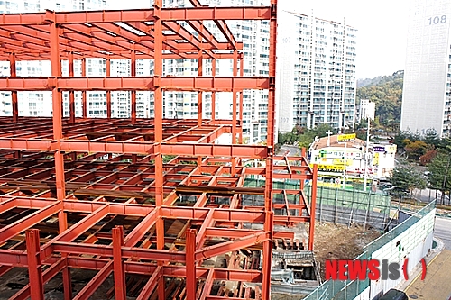 【양주=뉴시스】이종구 기자 = 경기 양주시가 시내 중심부에 짓다만 스포츠센터 철구조물이 수년째 방치된 토지를 매입해 스포츠센터를 짓는다. 사진은 10년째 흉물스럽게 방치되고 있는 철구조물. leejg@newsis.com