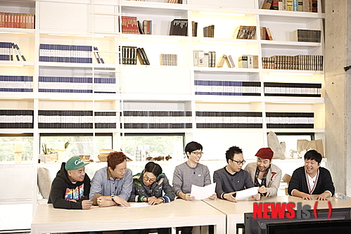 【서울=뉴시스】이예슬 기자 = 13일 방송 말미에 노홍철(33)의 눈물과 유재석(40)의 발언으로 호기심을 불러일으킨 MBC TV '무한도전' 300회 특집 '쉼표'가 베일을 벗는다. 20일 방송되는 '쉼표'는 300회를 맞아 지난 시간들을 돌아보고 한 템포 쉬어가자는 의미다. 출연진은 첫회부터 299회까지 약 7년간을 '가장 기억에 남는 특집'과 '지우고 싶은 순간' 등으로 정리한다. 지난 영상을 함께 보며 추억에 젖는가 하면, 비하인드 스토리도 공개한다. 각자 한 명씩 '마니또'를 정해 그를 위한 '솔 푸드'를 준비하는 코너도 있다. 마니또가 좋아하는 음식이나 추억의 음식을 구해 대접하고 정성어린 편지도 함께 전달한다. '무한도전' 제작진과 함께하는 '무한도전 옆 대나무 숲' 코너는 유행하는 익명 SNS 방식을 차용한 것이다. 익명의 스태프들이 멤버들의 비화를 폭로한다. 솔직하고 거침없는 이들의 입담에 현장에 있던 멤버들은 당황한 기색이 역력했다. 특집의 하이라이트는 멤버들의 1대 1 토크다. 무작위로 선택한 텐트에 단 둘이 들어가 이야기를 나눈다. 그동안 못한 솔직한 이야기와 고민을 나누며 서로를 깊이 이해한다. 20일 오후 6시20분에 방송된다. ashley85@newsis.com