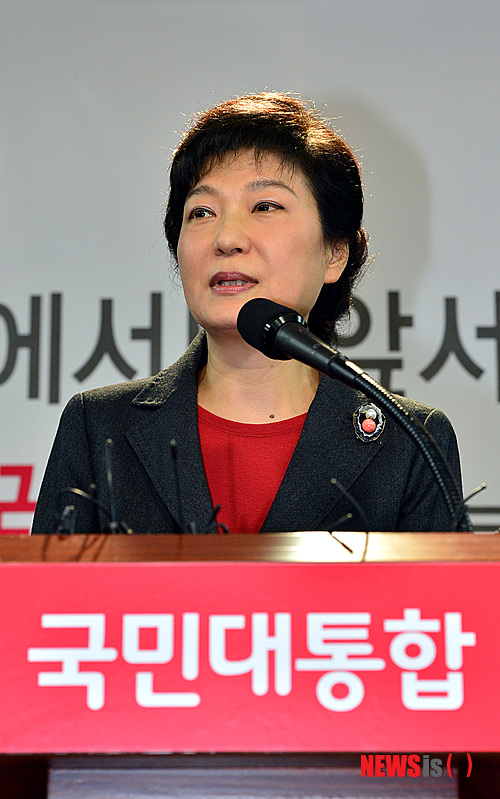 【서울=뉴시스】조종원 기자 = 박근혜 새누리당 대통령 후보가 21일 오후 서울 영등포구 여의도동 새누리당사에서 정수장학회 논란에 대한 입장을 밝히는 기자회견을 갖고 있다.&nbsp;&nbsp; choswat@newsis.com